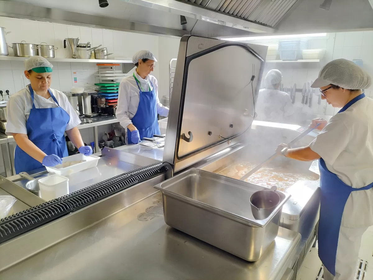 Comedores escolares de Murcia se adaptan a las tendencias saludables con comida casera, producto local y cocina sostenible
