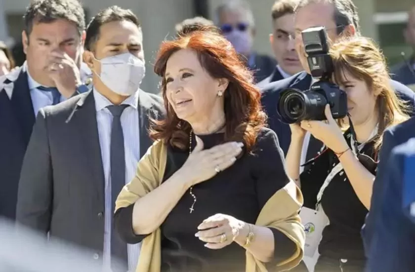 Condenan a seis años de cárcel e inhabilitación perpetua a Cristina Fernández por corrupción