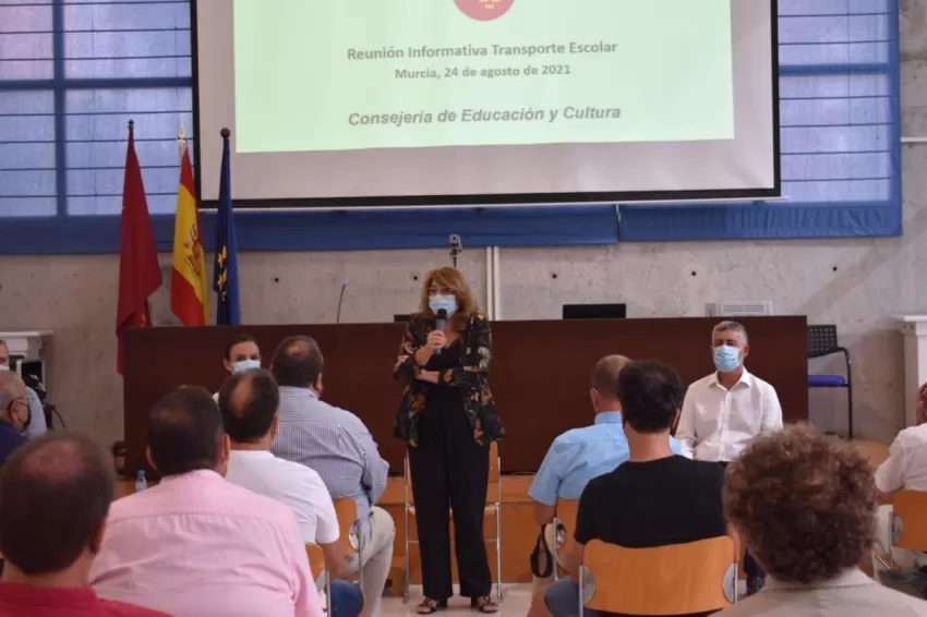 Consejería de Educación y Cultura celebra una reunión informativa con las empresas del transporte escolar