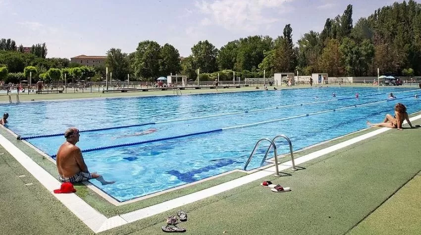 Crisis sanitaria: ¿Es muy peligroso el baño en playas y piscinas durante el verano?