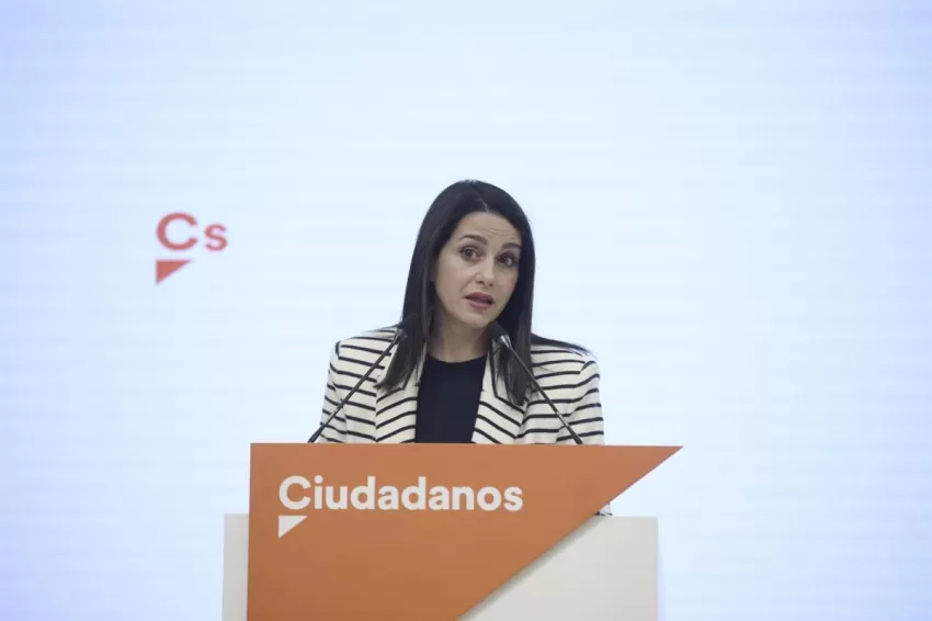 Cs quiere llamar al Congreso a los políticos que se colaron para vacunarse y a López Miras por ser Murcia donde más hubo