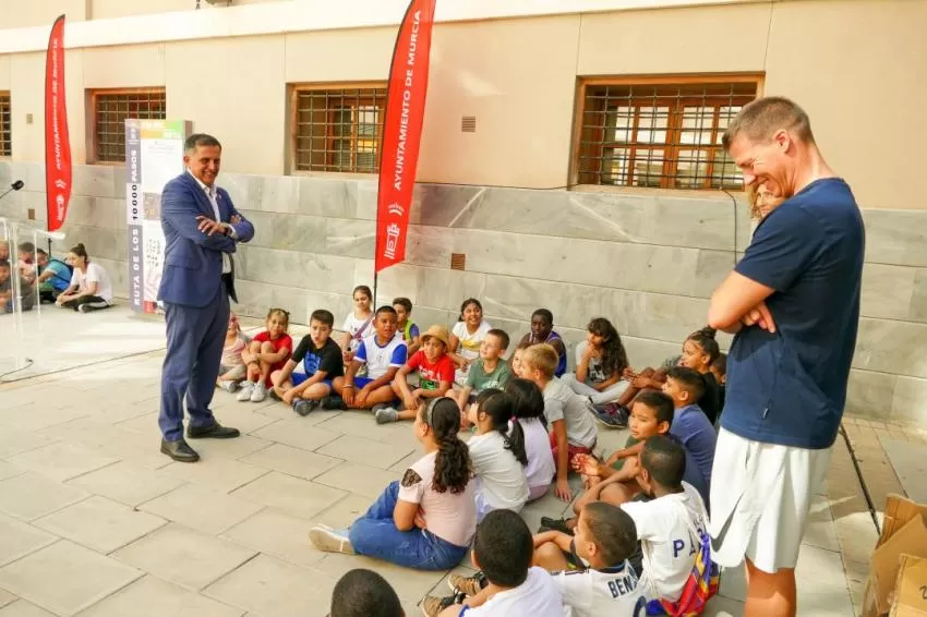 Cuatro rutas con juegos permitirán a escolares de Murcia alcanzar el reto diario de andar 10.000 pasos