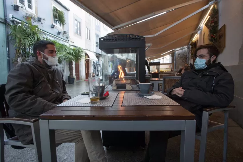 Cvirus.- Salud confina 9 municipios y cierra la hostelería por la tarde para evitar el tardeo en Reyes y su víspera