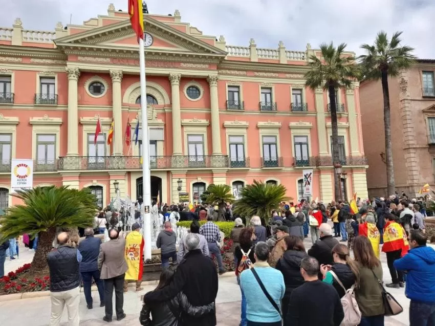 Decenas de personas secundan la convocatoria del sindicato 'Solidaridad' para protestar contra el incremento de precios