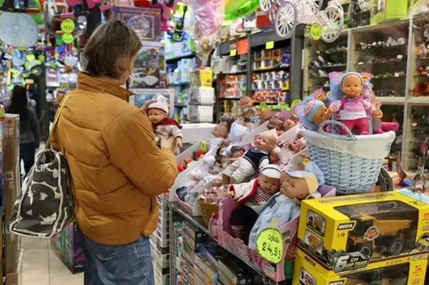 Dedicamos más tiempo a buscar regalos que a jugar con nuestros hijos