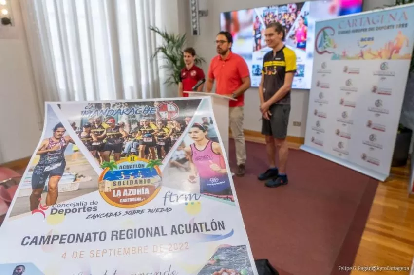 Deporte y solidaridad en el II Acuatlón La Azohía, a beneficio de Zancadas sobre ruedas