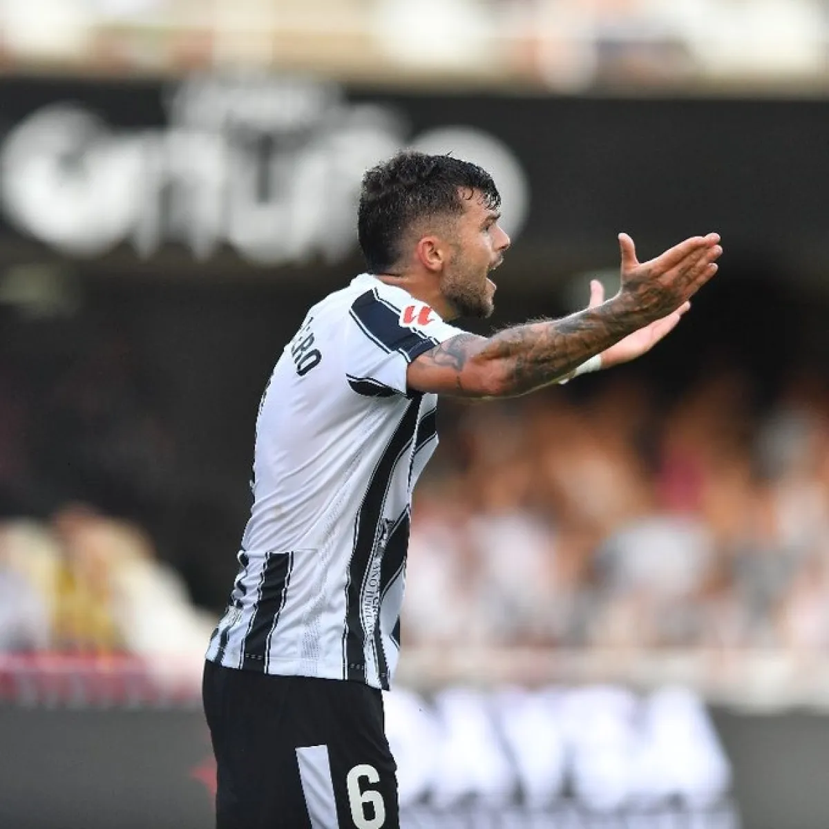 Derrota del FC Cartagena ante el Real Zaragoza en la última jugada del partido