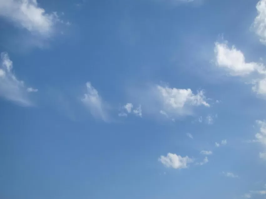 Despejado, salvo algunos intervalos de nubes bajas