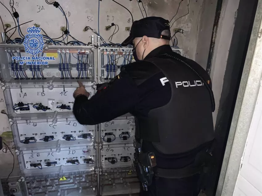 Detenido en Murcia un electricista que estafó a una comunidad de propietarios a través de boletines falsos