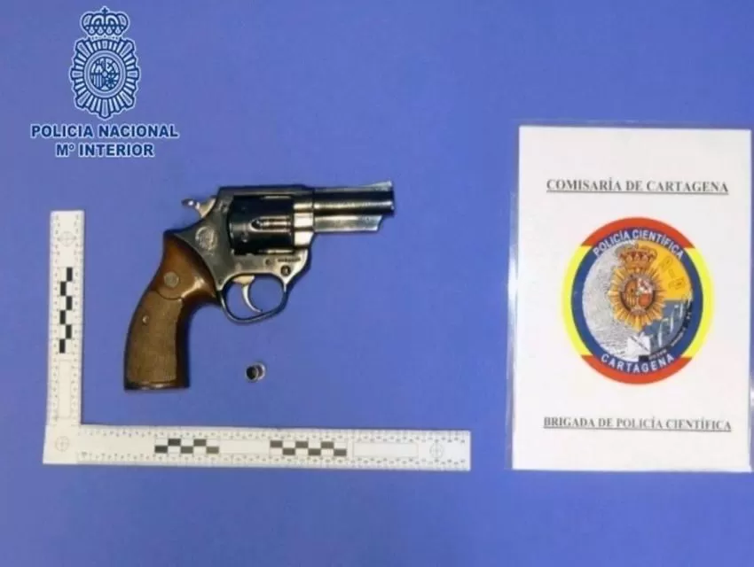 Detenido por amenazar con un revólver a dos trabajadores en Cartagena
