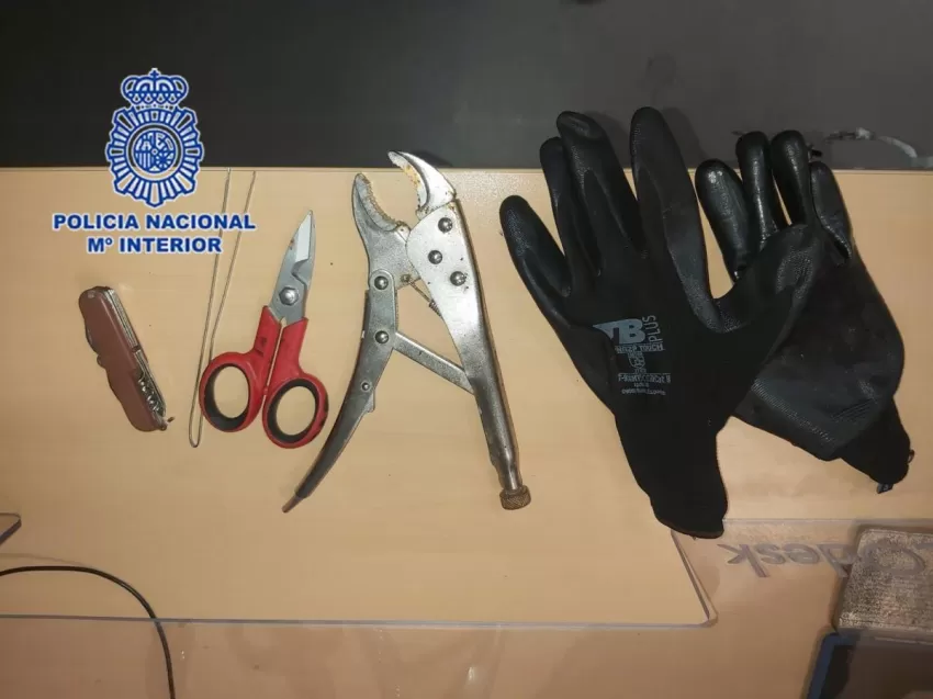 Detenido tras entrar de noche y por la fuerza en una tienda de Murcia para robar gracias a la alarma del local