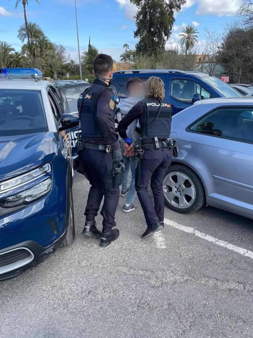 Detenidos 4 jóvenes por asaltar presuntamente un domicilio con un machete y agredir a sus moradores