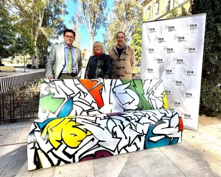 Dos nuevos bancos urbanos creativos 'Book' mejoran el entorno del Centro Párraga