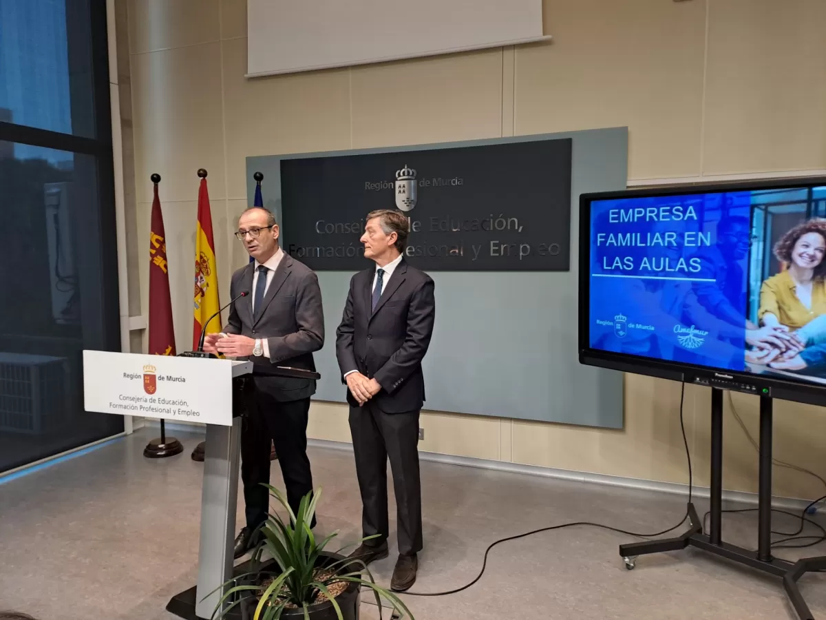 Educación y Amefmur llevan a las aulas charlas sobre empresa familiar y emprendimiento 