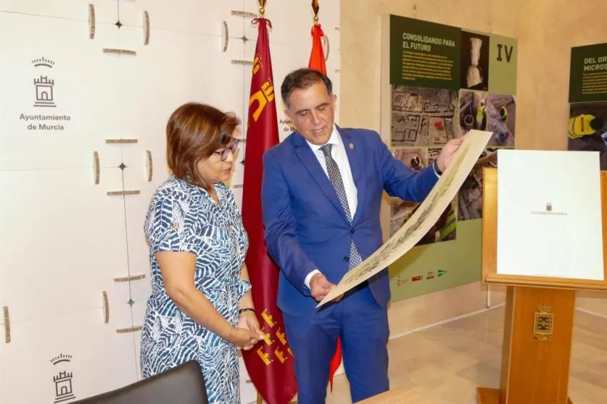 El alcalde de Murcia recibe a la embajadora de Bolivia