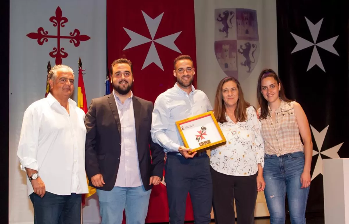 El Ayuntamiento de Calasparra homenajea a Higinio Marín Escavy con las 'Llaves de la Villa' por su destacada carrera en el fútbol