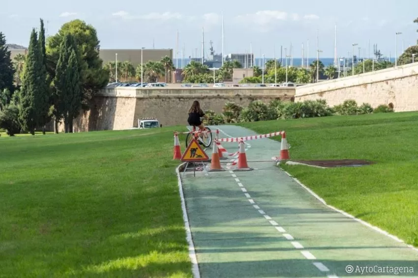 El Ayuntamiento de Cartagena inicia la reparación del carril bici de la Cuesta del Batel