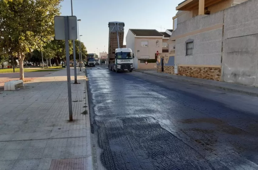 El Ayuntamiento de Cartagena renueva el asfalto de la calle Maestra María Muñoz y la avenida San José de Costa Rica