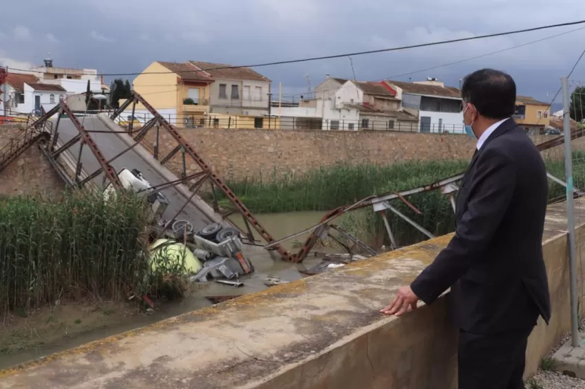 El Ayuntamiento de Murcia destaca el trabajo en tiempo récord para retirar el camión y el puente siniestrado en el río