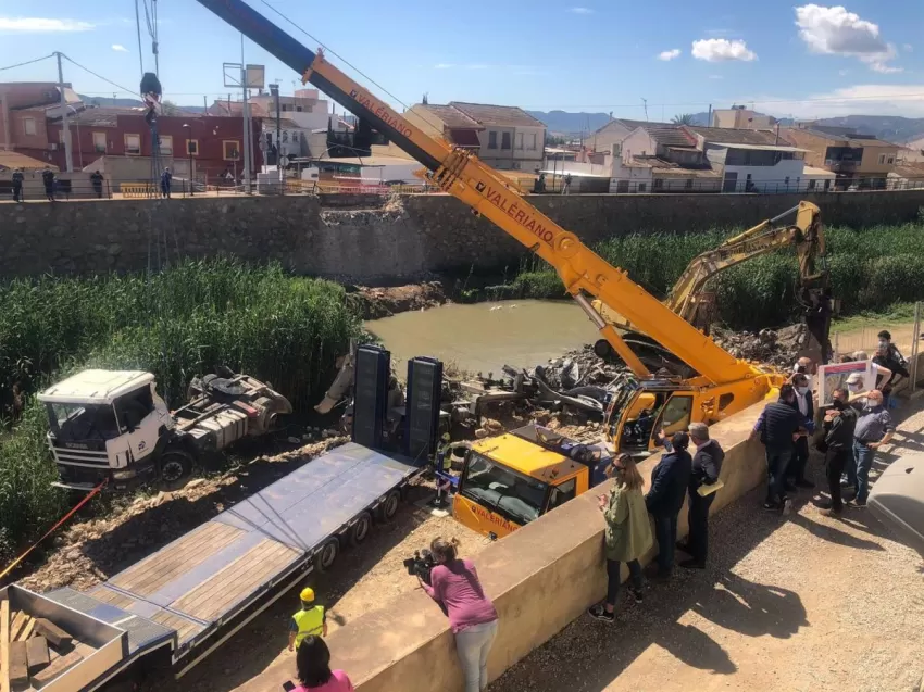 El Ayuntamiento de Murcia destaca la retirada, una semana antes de lo previsto, de la hormigonera que cayó en el río