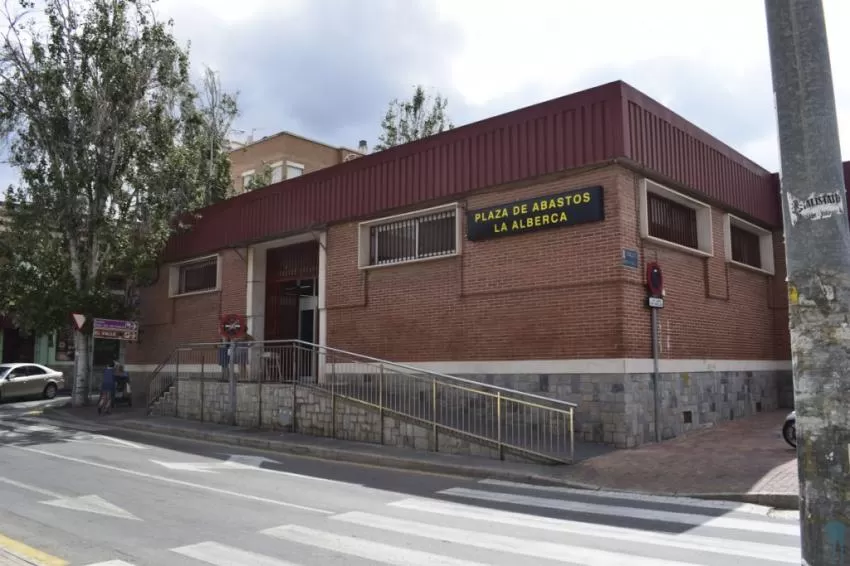 El Ayuntamiento reparará de urgencia los falsos techos rotos en la plaza de abastos de La Alberca