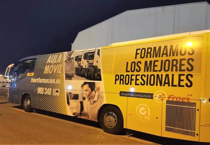 El bus de la Escuela de Conductores de FROET parte a la frontera polaca para recoger a 20 refugiados