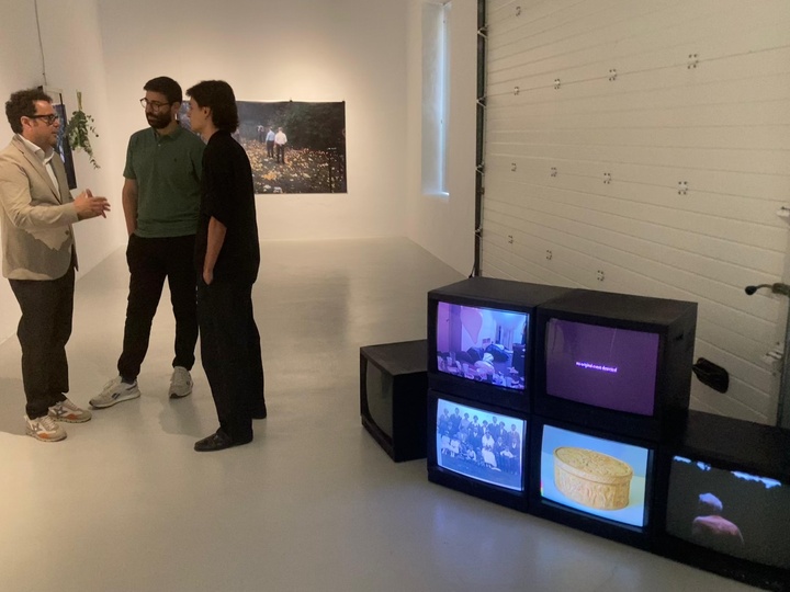 El Centro Párraga muestra las imágenes familiares generadas con IA y las flores fundidas en aluminio de Marc Mateos Monteagudo