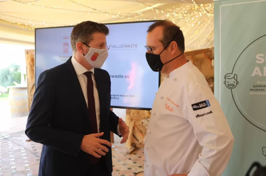 El cocinero Pablo González elabora recetas con harina de insecto, dentro del proyecto europeo Valuewaste