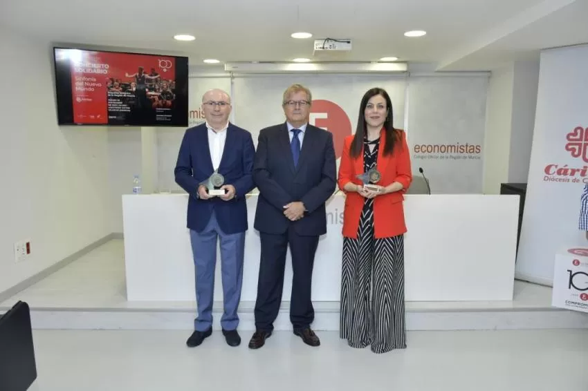 El Colegio de Economistas entrega el Ecónomo Honorífico a Cáritas, a la OSRM y a la directora Virginia Martínez con motivo del Concierto Solidario del Centenario