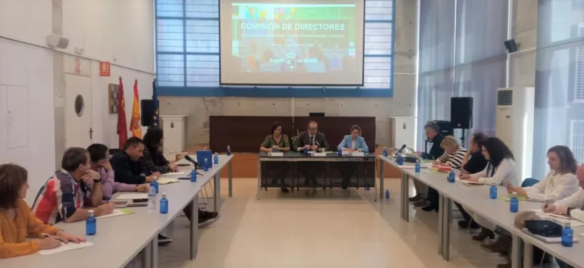 El consejero de Educación informa a directores de Primaria y de Secundaria del proyecto de gratuidad de libros de texto