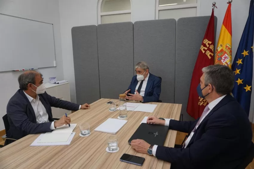 El consejero de Empleo destaca "la buena salud de las cooperativas de la Región de Murcia" en su reunión con UCOMUR
