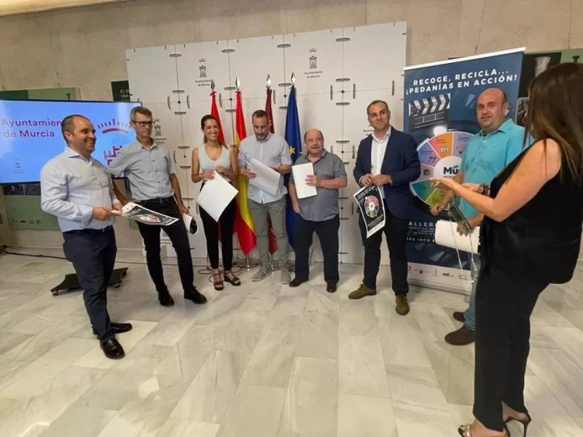 El 'ecocine' y los talleres llegan a barrios y pedanías de Murcia para amenizar las tardes y noches de verano