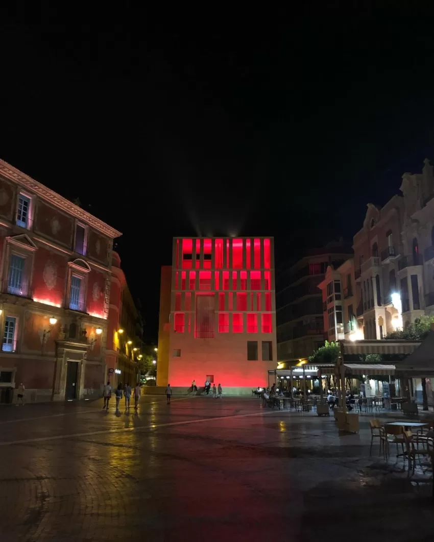El edificio anexo al Ayuntamiento de Murcia se tiñe esta noche de rojo para conmemorar el Día Mundial de la Hemofilia