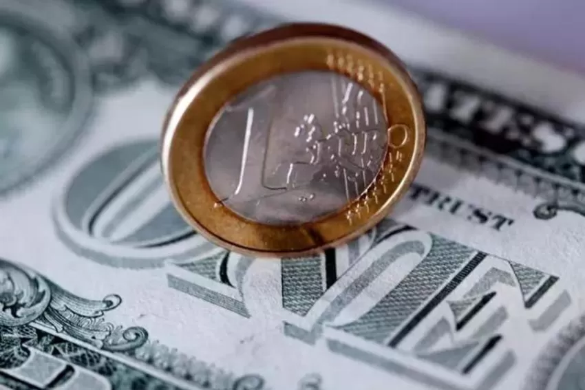 El euro supera la paridad con el dólar