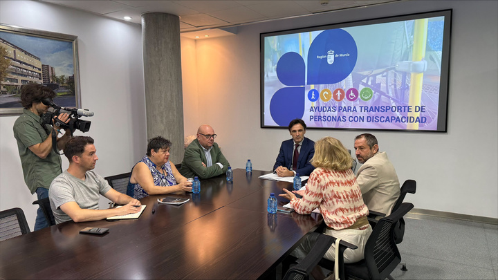El Gobierno regional subvenciona la movilidad para el acceso a la formación y al empleo de más de un millar de personas con discapacidad