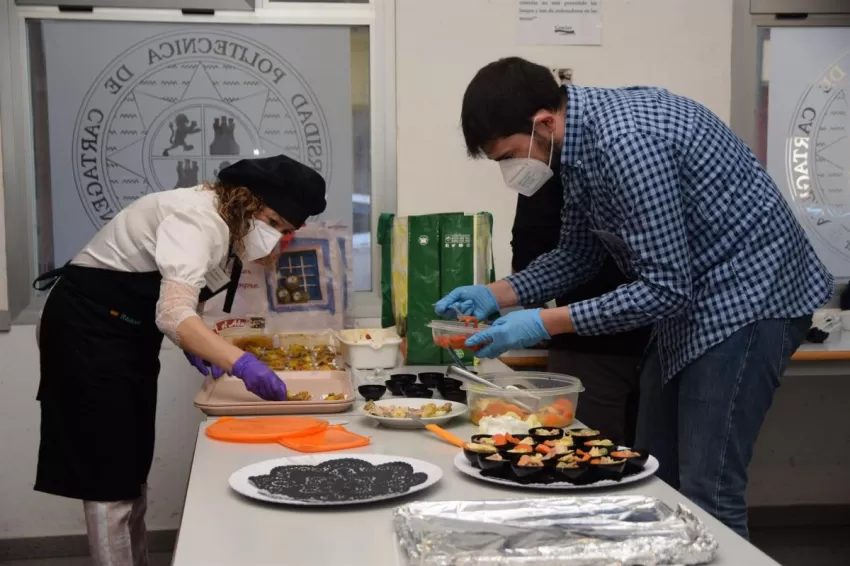 El guiso con pelotas de la abuela de una agrónoma gana el concurso de recetas de gallina murciana organizado por UPCT