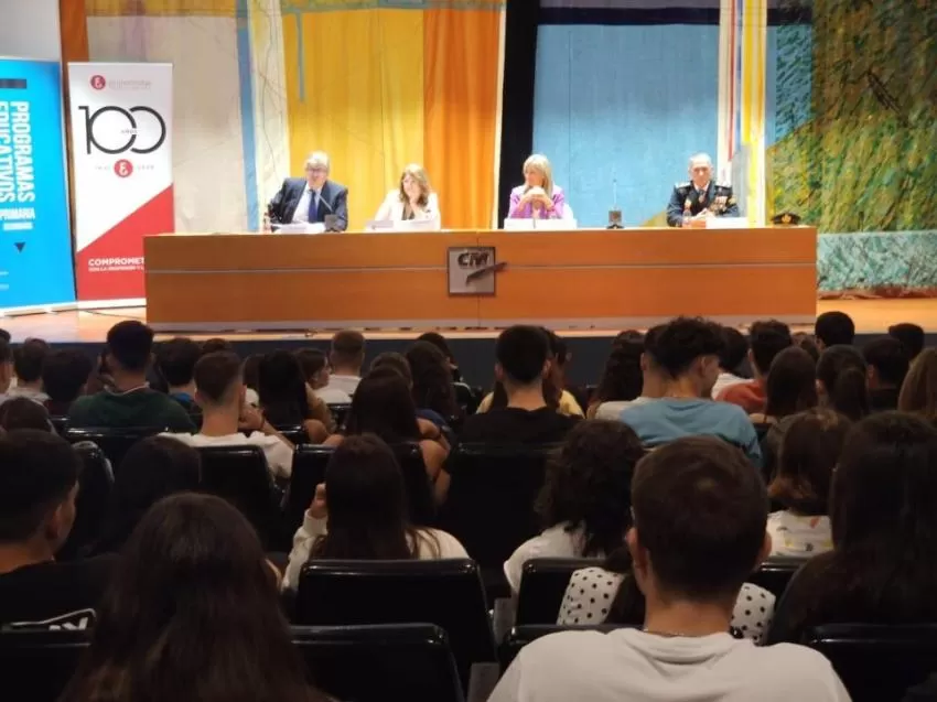 El jefe superior de Policía alerta a alumnos de secundaria sobre las "finanzas seguras" en un ciberespacio sin fronteras