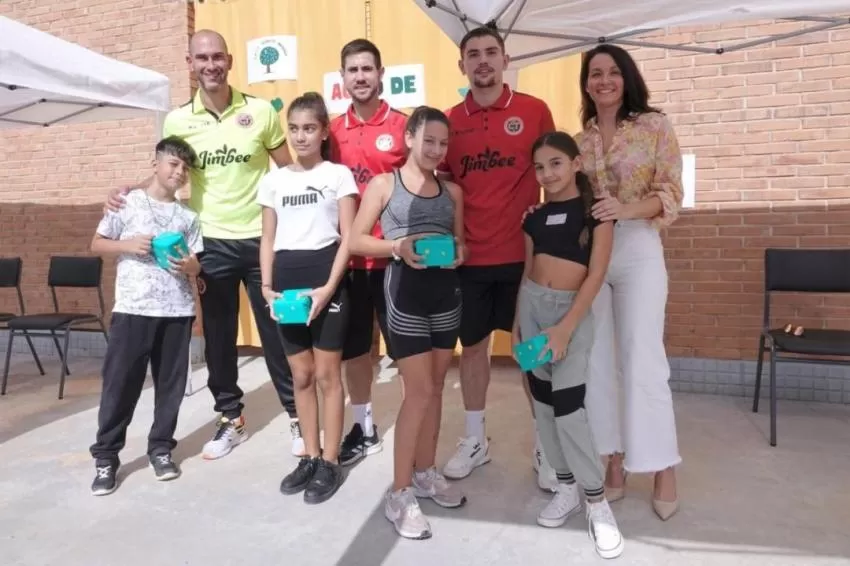 El Jimbee apadrina al alumnado del CEIP Vicente Medina contra el absentismo escolar