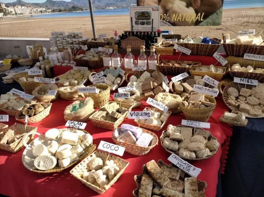 El Mercado Artesano del Mar Menor vuelve este domingo a la explana Barnuevo de Santiago de la Ribera