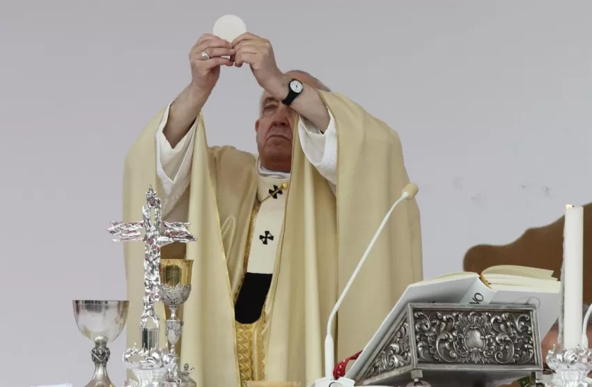 El Papa critica el "culto a la apariencia" y la "superficialidad" y pide a los sacerdotes que no se sientan "perfectos"