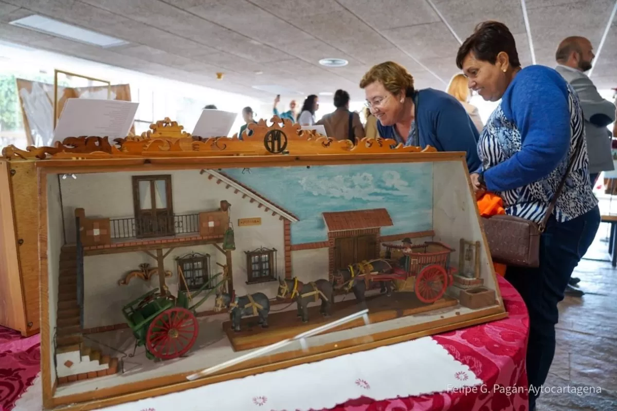 El papel de la mujer en el ámbito rural centra la exposición 'El campo de Cartagena en miniatura por Antonio M. López'