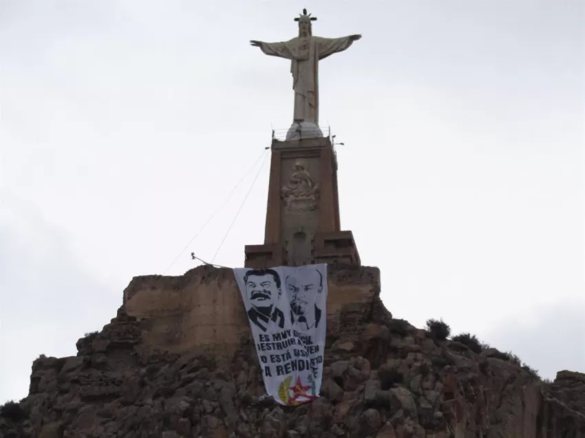 Aparece una pancarta con la cara de Lenin y Stalin en el monumento histórico de Monteagudo