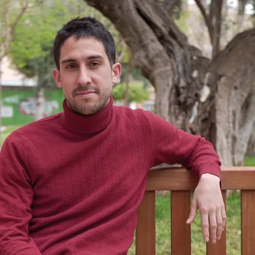 El poeta Luis Escavy recita este lunes versos de su libro 'Otra noche en el mundo' en El Sur