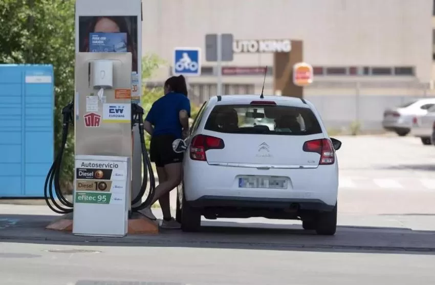 El precio de la gasolina toca nuevo récord tras superar los 2 euros y ya 'se come' la subvención del Gobierno