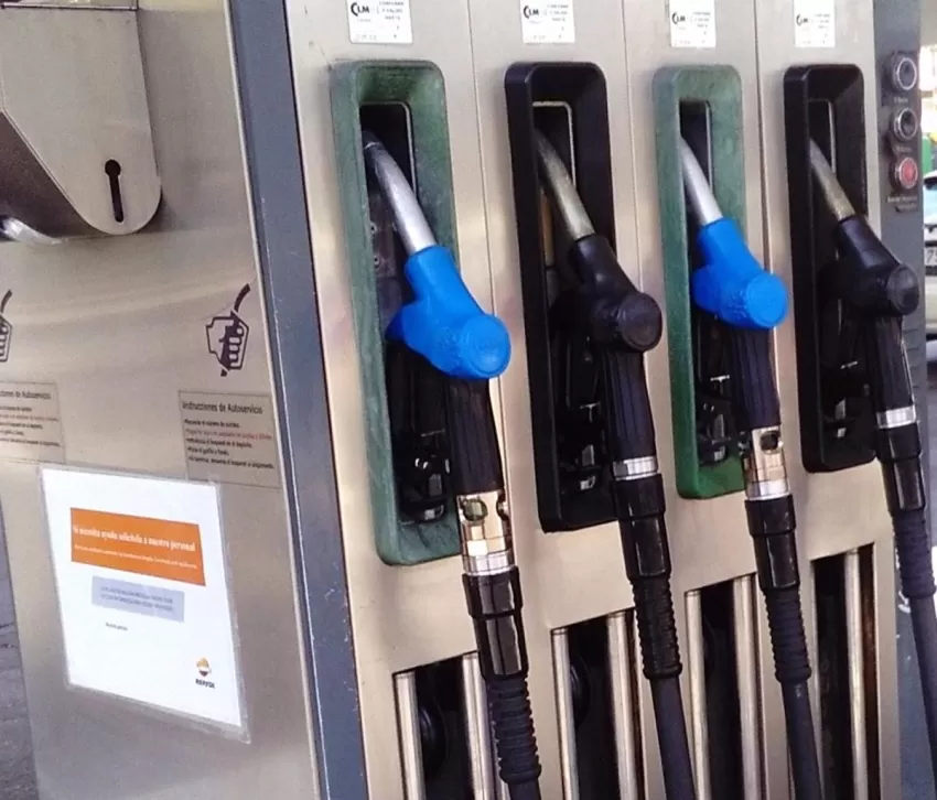 El precio de los carburantes encadena su tercera semana a la baja y cae a niveles de octubre