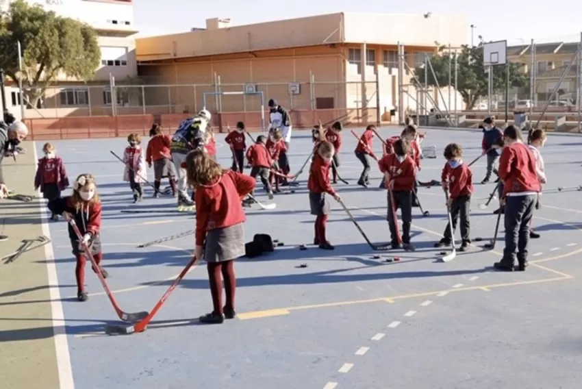 El programa municipal de deporte de Cartagena acerca el hockey en línea al Colegio Narval