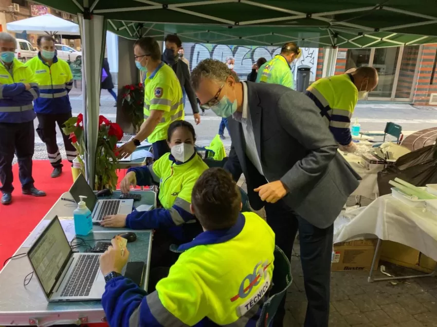 El Punto Móvil de Vacunación de la plaza de San Bartolomé administra 27 dosis y realiza 50 test, dos positivos