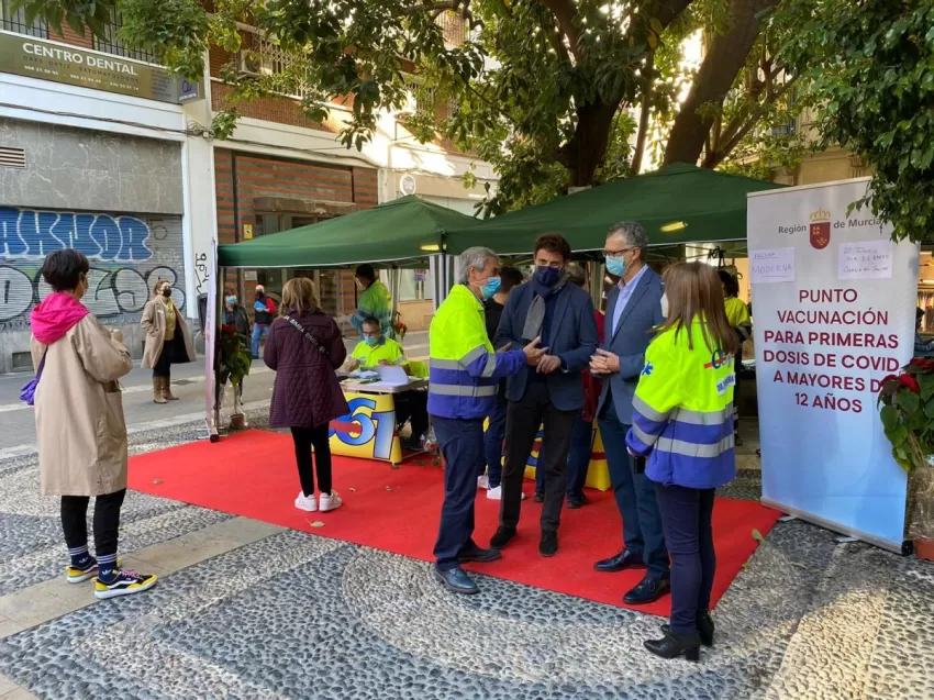 El punto móvil para la primera vacuna y test en Murcia se traslada este jueves a la Plaza de la Universidad