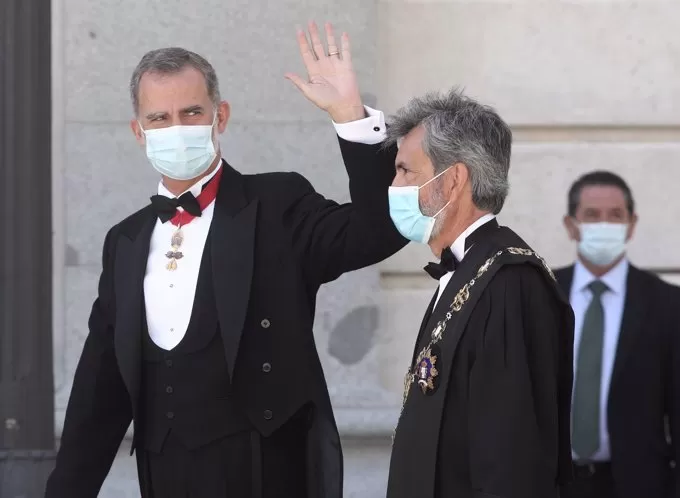El Rey Felipe VI, vitoreado a su llega al Tribunal Supremo