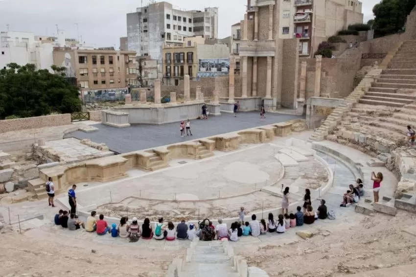 El Teatro Romano de Cartagena ofrece este domingo una actividad familiar para conocer los orígenes del Carnaval
